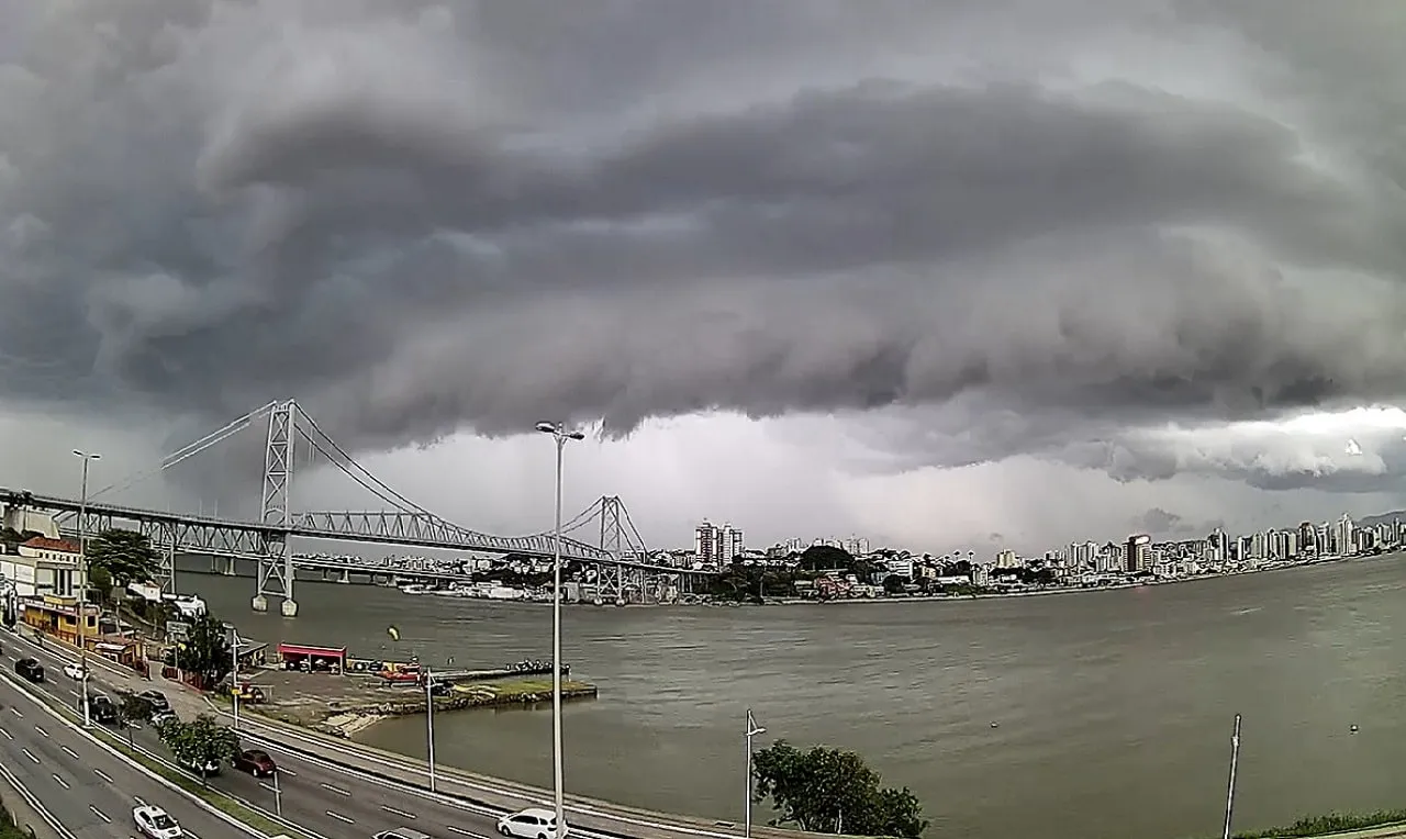 a imagem mostra a formação de chuva intensa em Florianópolis 